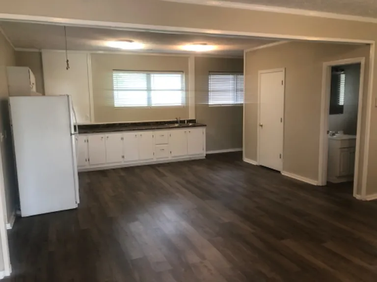 208 S Center St — Photo 4