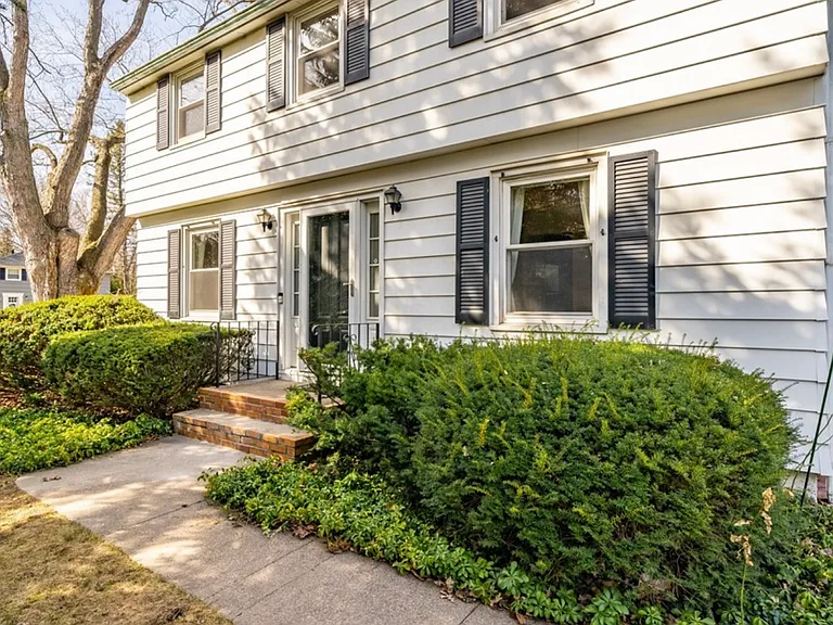 10 Hollyvale Dr — Photo 2