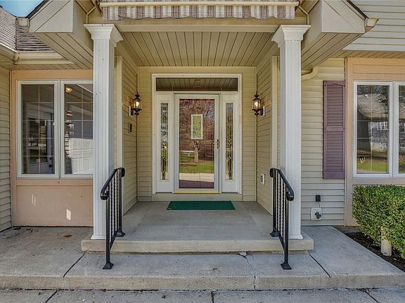 3rd image of 521 Campbell Blvd