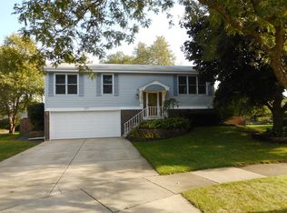 137 Surrey Dr, Bloomingdale, IL