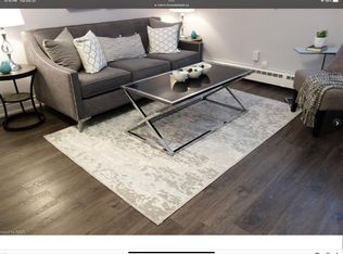 14 Norris Pl #104, Saint Catharines, ON L2R2W8