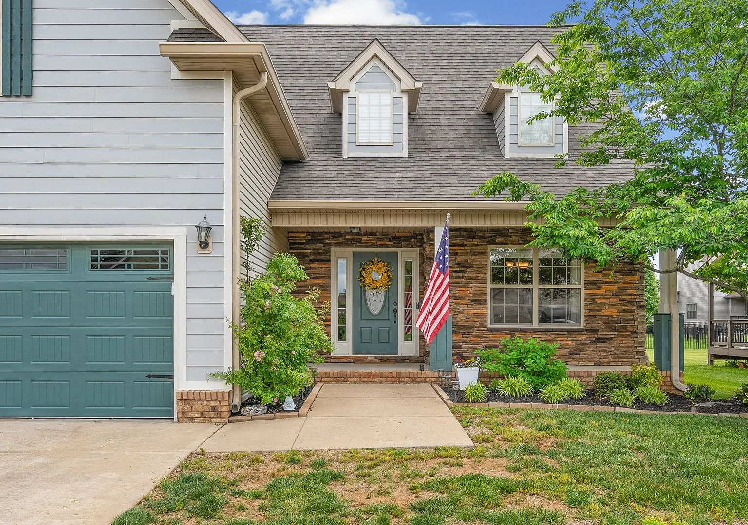 3 Bedroom House in the Beautiful Hickory Wild! With Bonus Room AND Fenced Backyard! — Photo 3