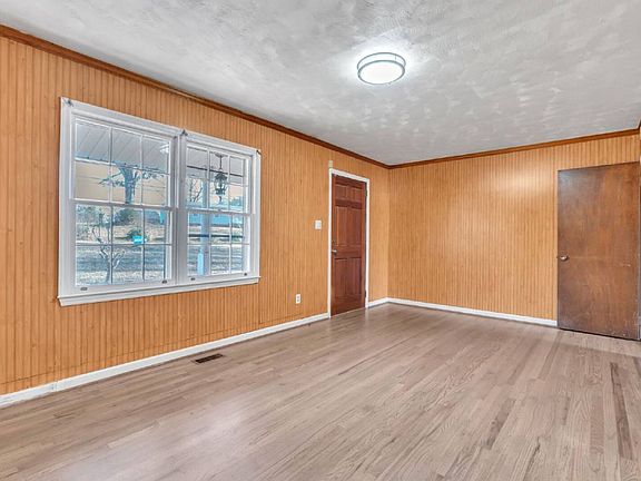 5th image of 107 Rosewood Cir