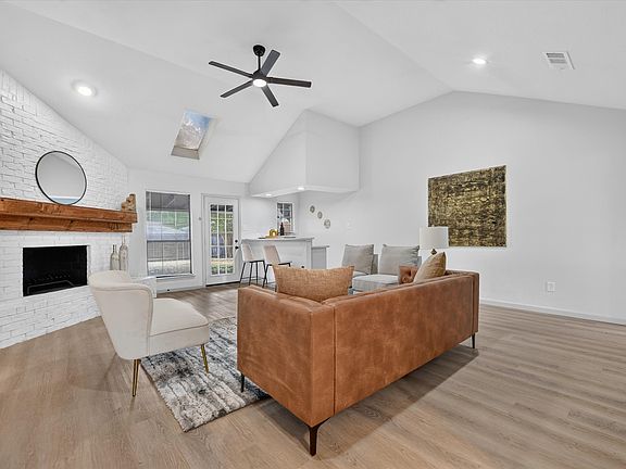 4th image of 10117 Stoneleigh Dr