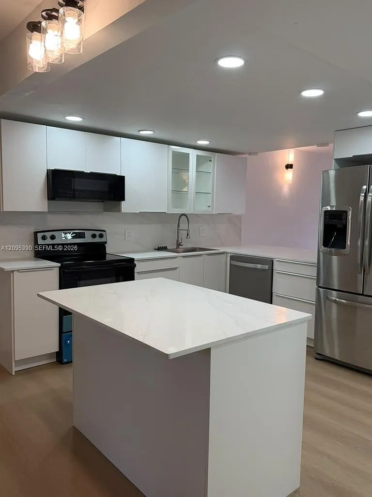 639 N University Dr — Photo 2