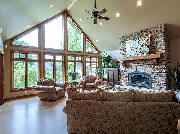 3rd image of 32W420 Forest Dr