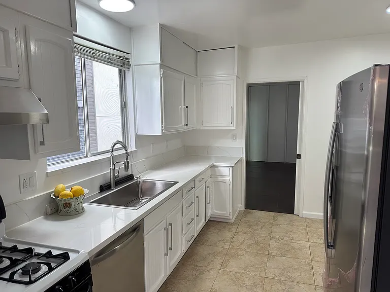 11831 Mayfield Ave #3 — Photo 22