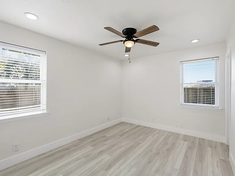 1002 Mardi Gras Ln — Photo 17