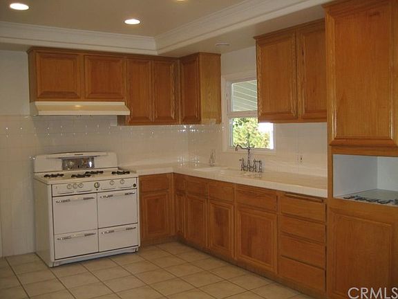 3rd image of 1044 W Oliver St
