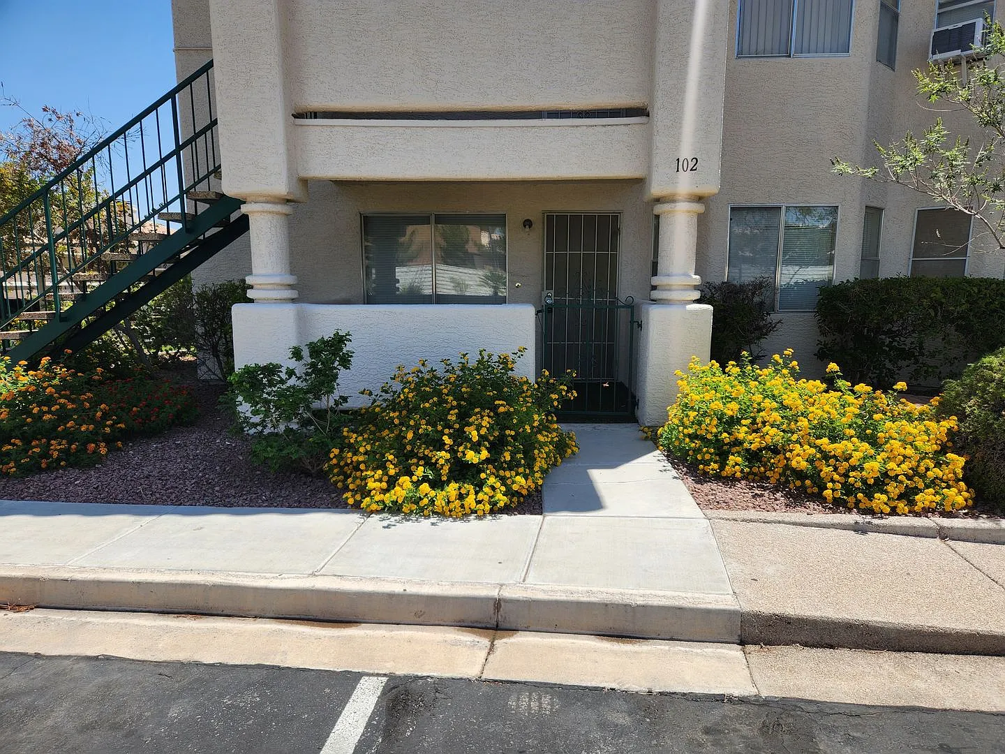 Affordable Condo, Perfect Living Space, Excellent Location — Photo 4