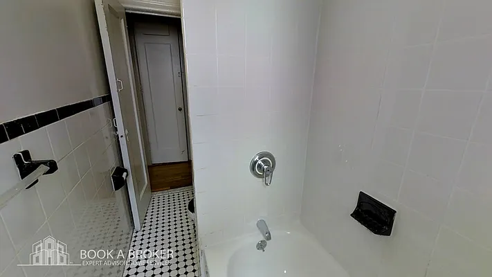 Rented by Book A Broker | media 17