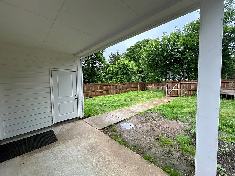 329 W King St — Photo 11
