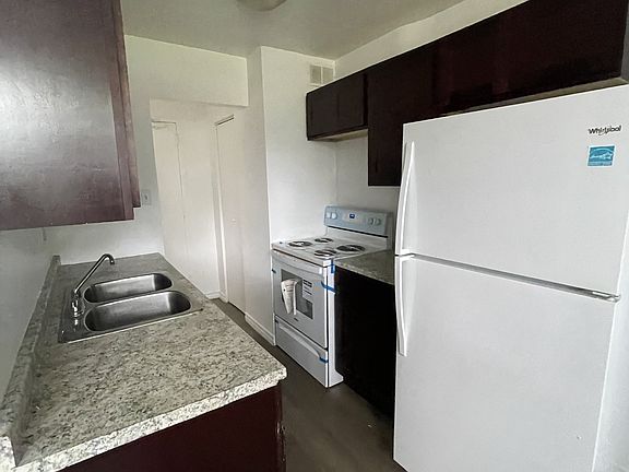 3rd image of 837 Queenston Rd #502