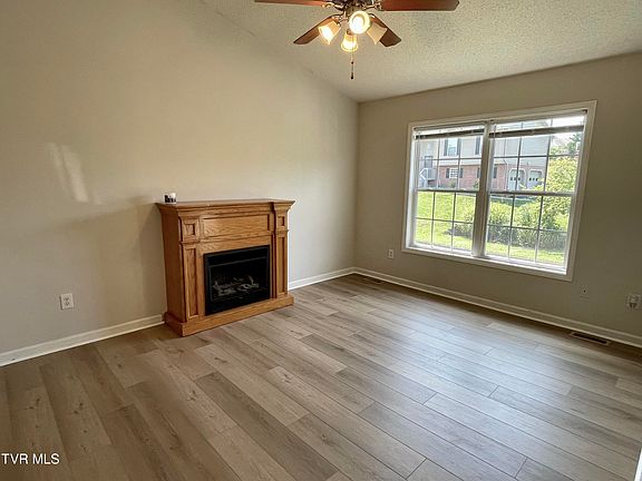 3rd image of 1072 Meadow Creek Ln