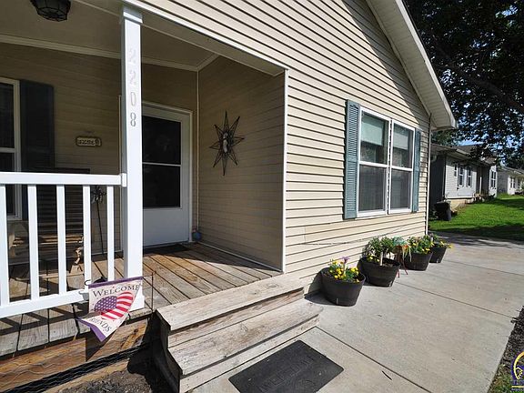 4th image of 2208 SE Highland Ave