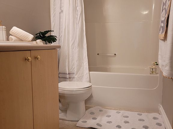 5th image of 214 Westpark Dr