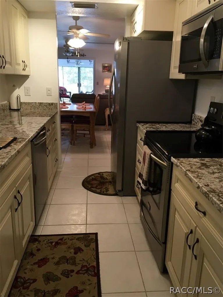 2 bed, 990 sqft, $2,425 — Photo 4