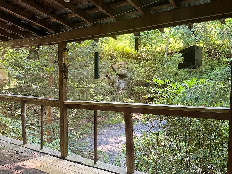 4th image of 2527 Smithtown Rd