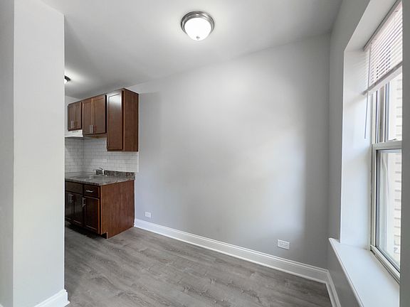 4th image of 4756 N Maplewood #702