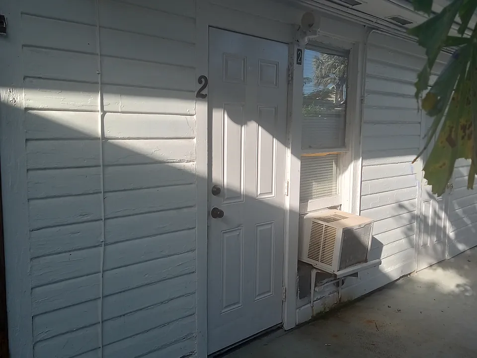 324 S J St