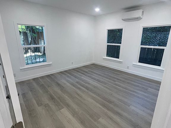 3rd image of 607 N Plymouth Blvd #4
