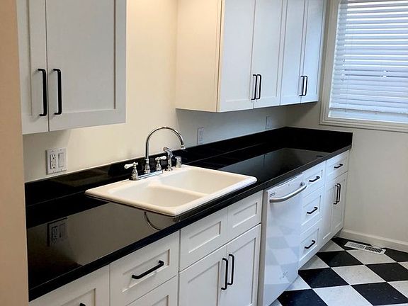 2nd image of 1445 Bellevue Ave APT 1