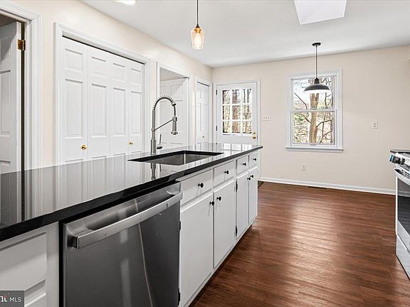 5th image of 11 Yorkridge Trl