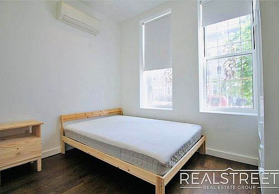 4th image of 911 Jefferson Ave APT 1R