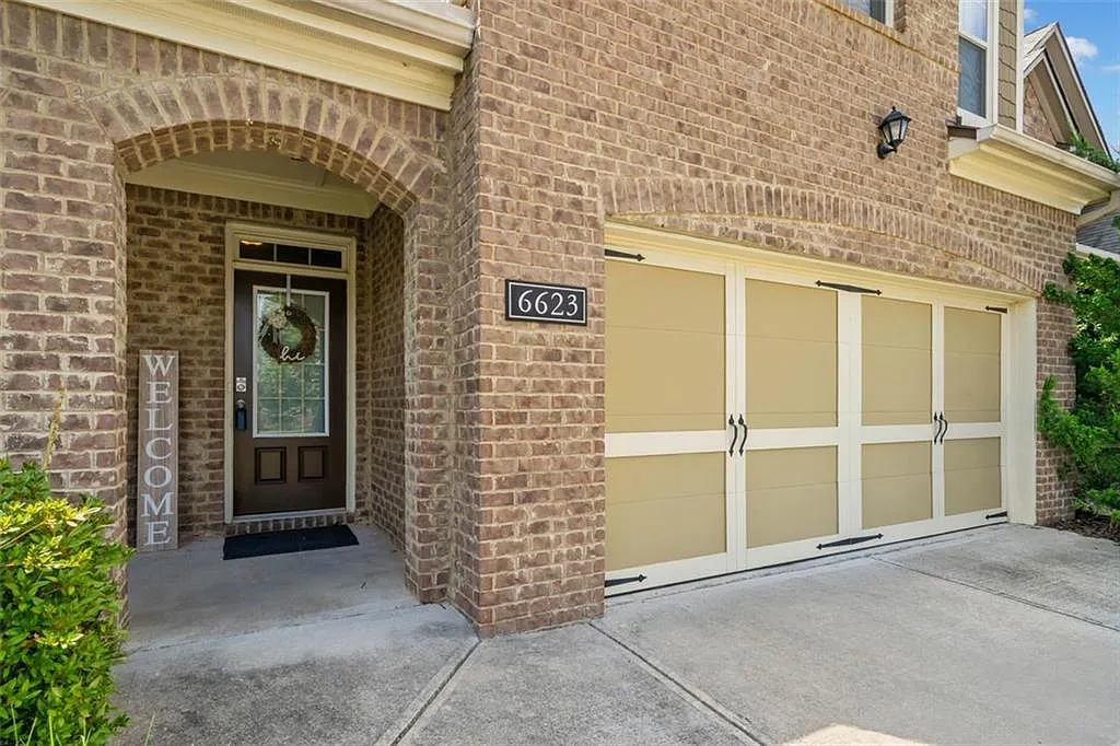 4 bed, 2.5 bath, 2758 sqft, $2,850 — Photo 2