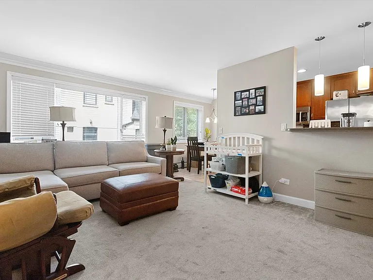 426 W Barry Ave #206 — Photo 3