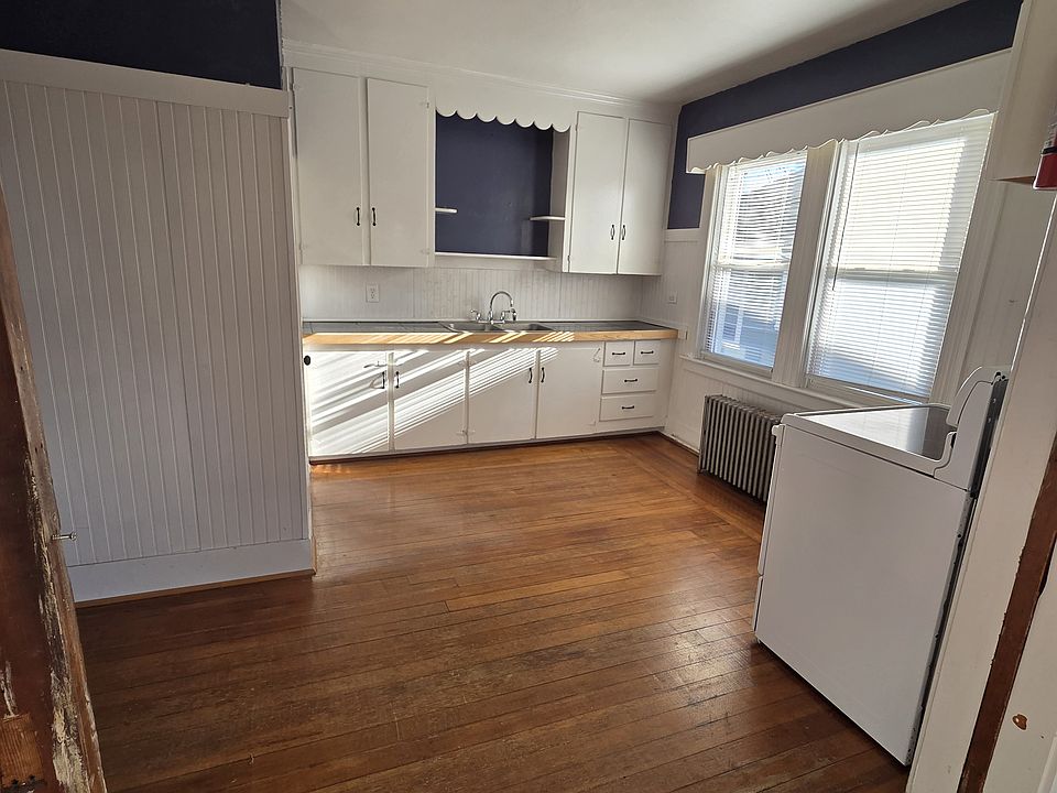 1st image of 13 1/2 Middle St