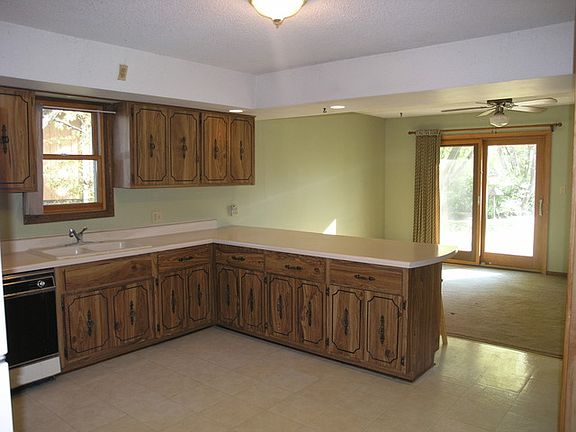3rd image of 300 E Sauk Trl