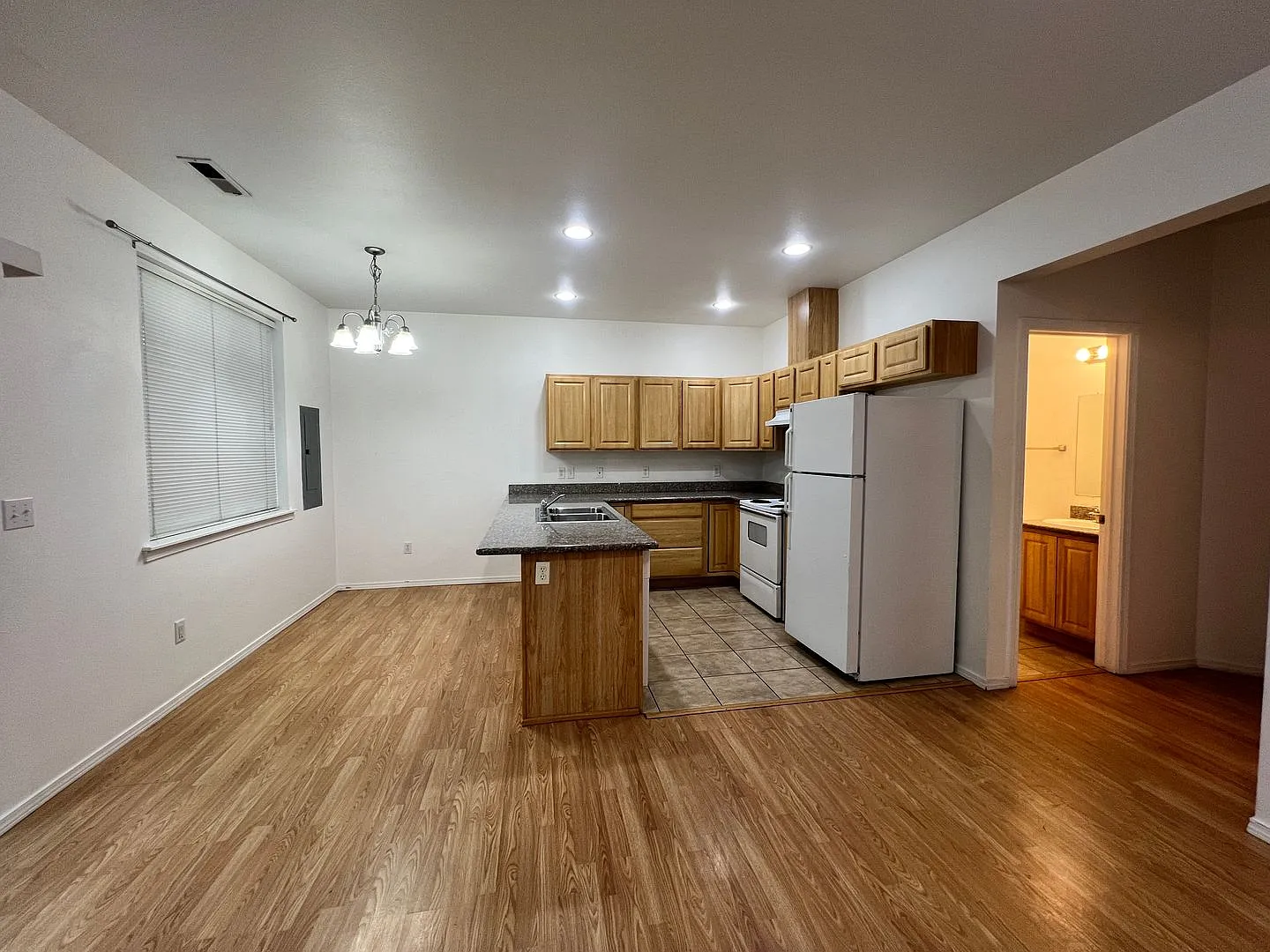 Pet Friendly 3 Bedroom Townhouse! — Photo 2