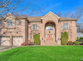 9 Maplewood Rd, Closter, NJ 07624