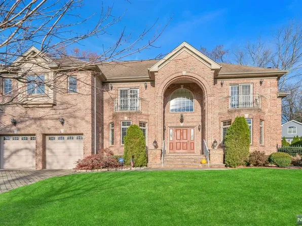 9 Maplewood Rd, Closter, NJ 07624