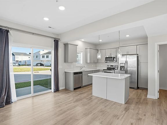 5th image of 329 NE Otter Dr
