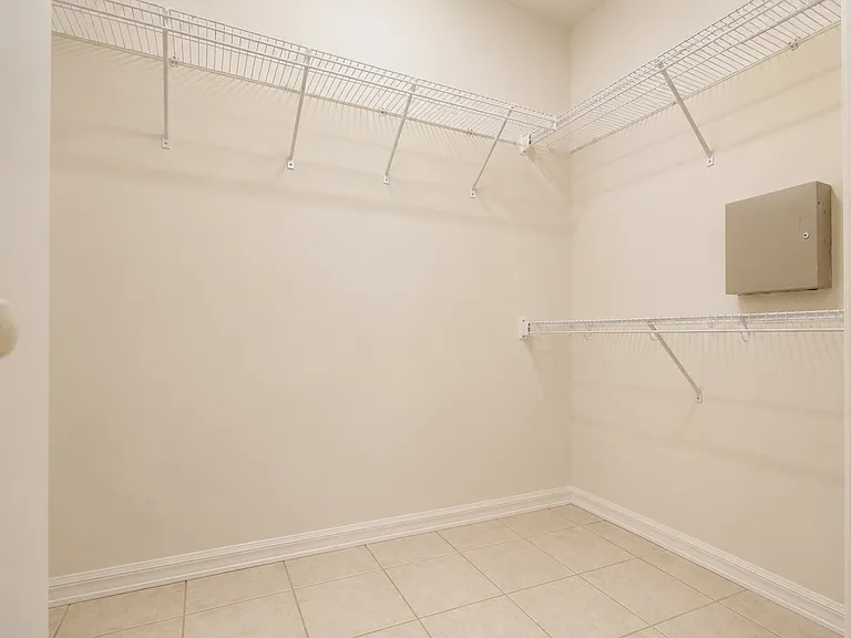 410 Sandringham Ct — Photo 17