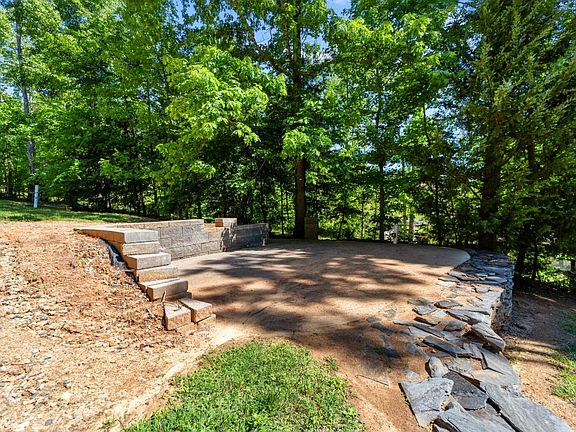 Patio area with gas hookup for fire pit and grill
