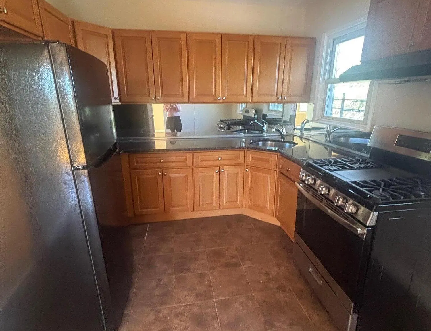 3 bed, 2.0 bath, 10000 sqft, $3,200 — Photo 2