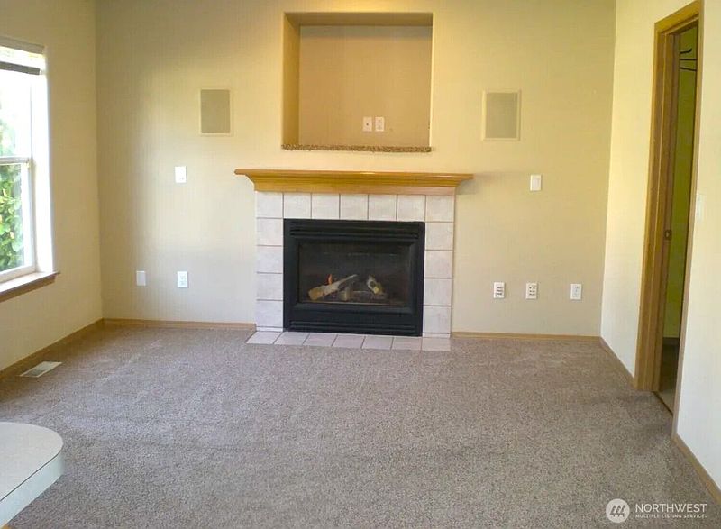 3rd image of 9124 Lewis NE