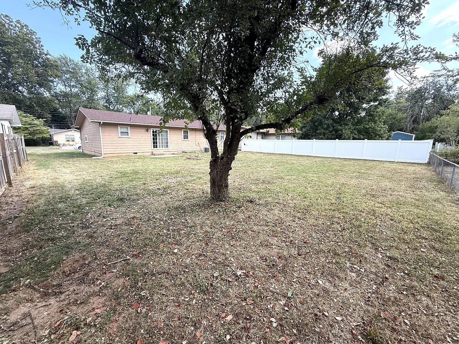 3 bed, 1.5 bath, 1100 sqft, $1,200 — Photo 3