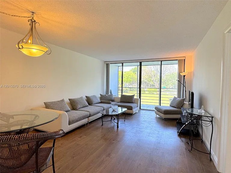 20400 W Country Club Dr #209 — Photo 3