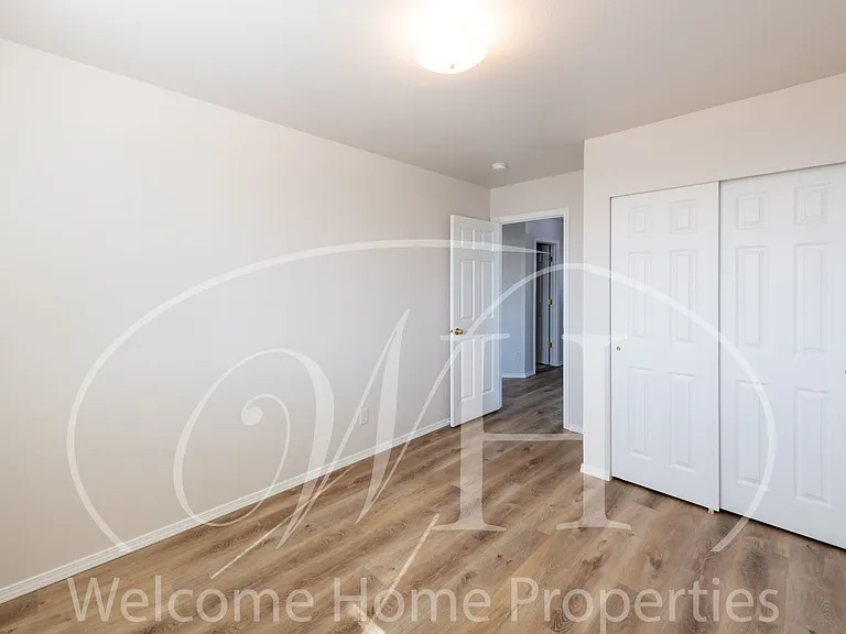 23 NW Earl Ln — Photo 11