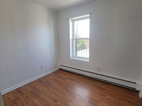 2nd image of 650 E 221st St Floor 3