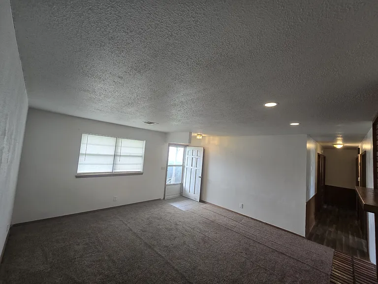 909 S Park St — Photo 3