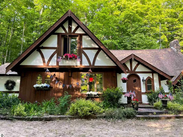 984 Cedar River Dr, Bellaire, MI 49615