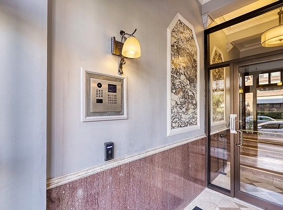 3rd image of 801 W 48th St #501
