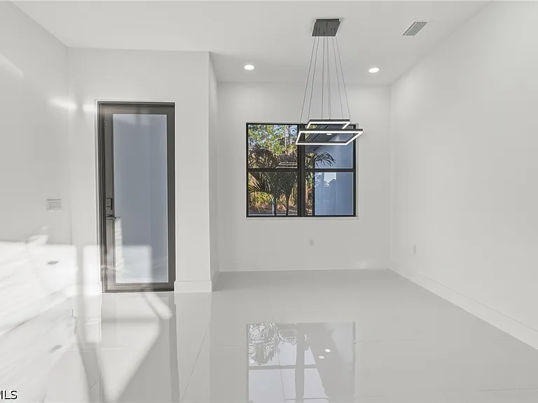 566 Eisenhower Blvd — Photo 17