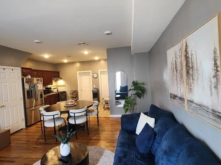 245 W Grand St — Photo 11