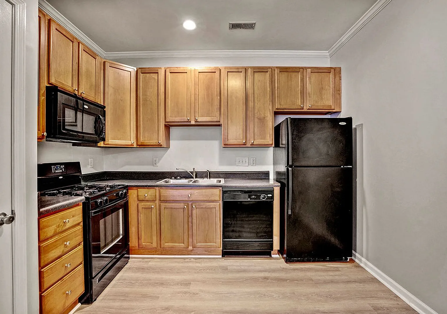 Available For Quick Move-In- New Paint-- Incentives Apply- $1000 Off First Month's Rent-See It To... — Photo 4